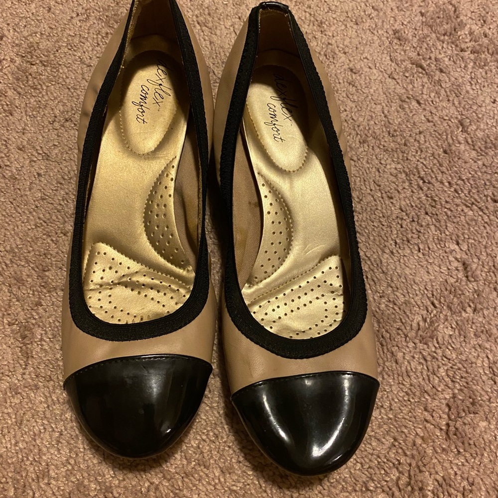 Dexflex Comfort tan flats with black accents, 9.5